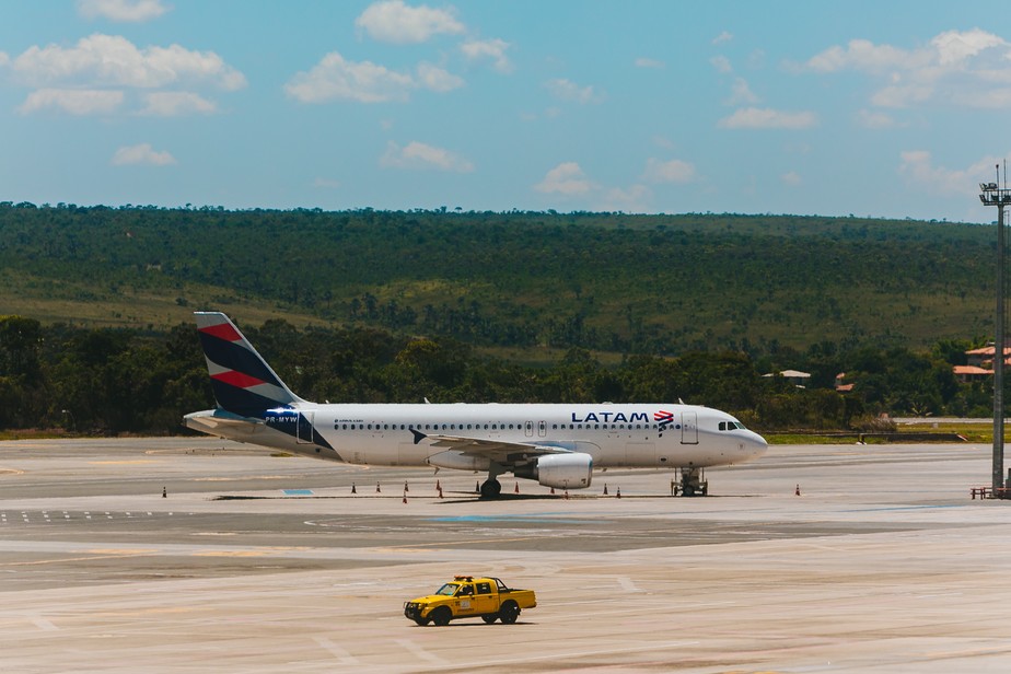 Latam é  a  primeira companhia aérea brasileira  a  ter uma central online de intérpretes de Libras