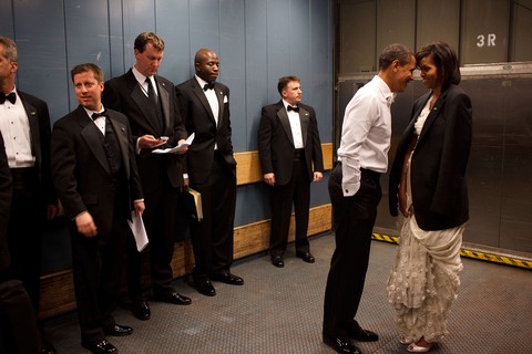 Obama e Michelle compartilham momento romântico em elevador no dia de sua primeira posse, em 2009