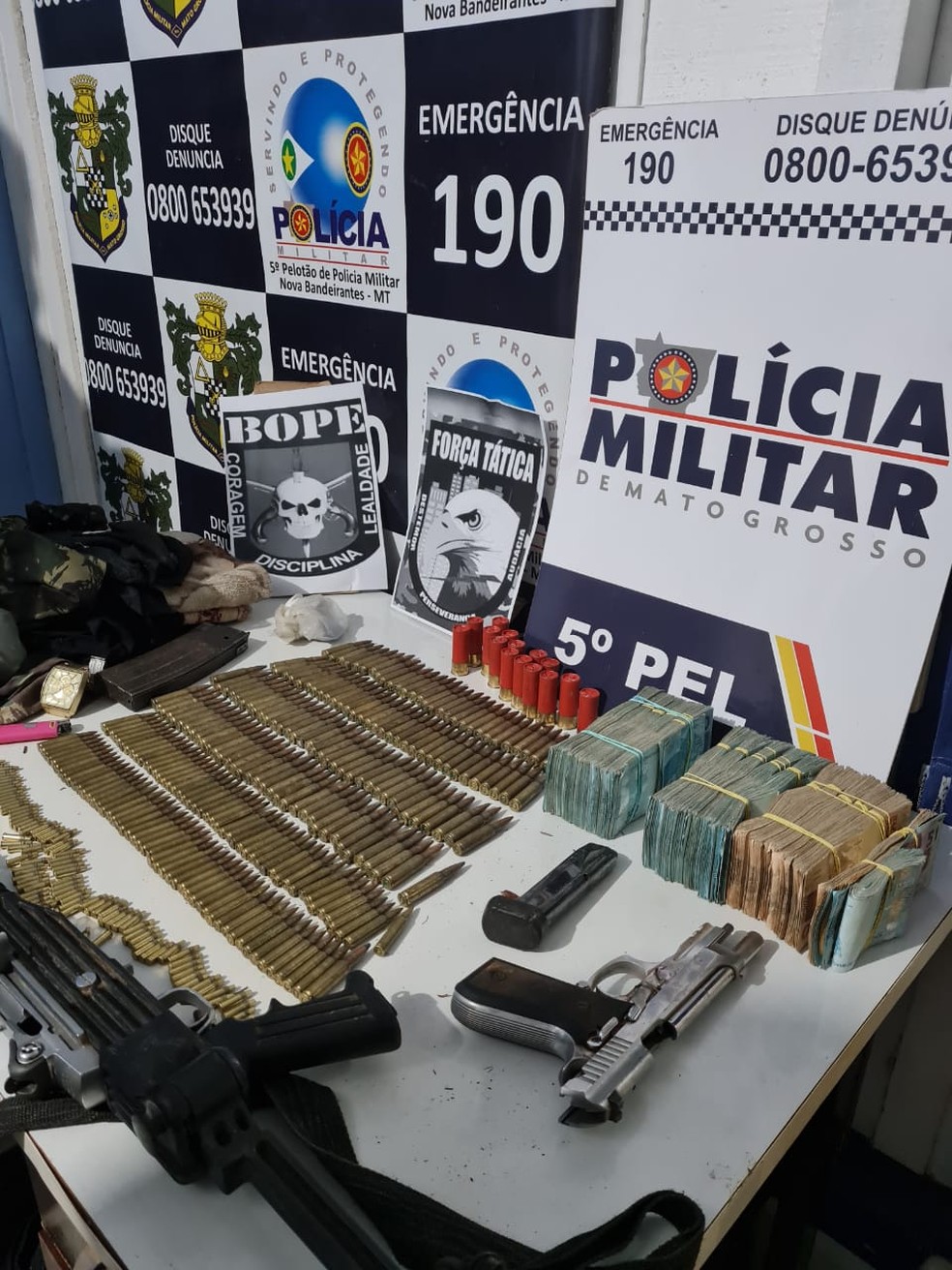 Armas e dinheiro recuperados pela polícia nesse sábado (26) — Foto: Polícia Militar