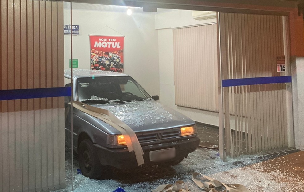 Quadrilha usou carro em marcha ré para invadir oficina de motos em Garça — Foto: Luiz Henrique de Castro Leopoldino/Arquivo Pessoal