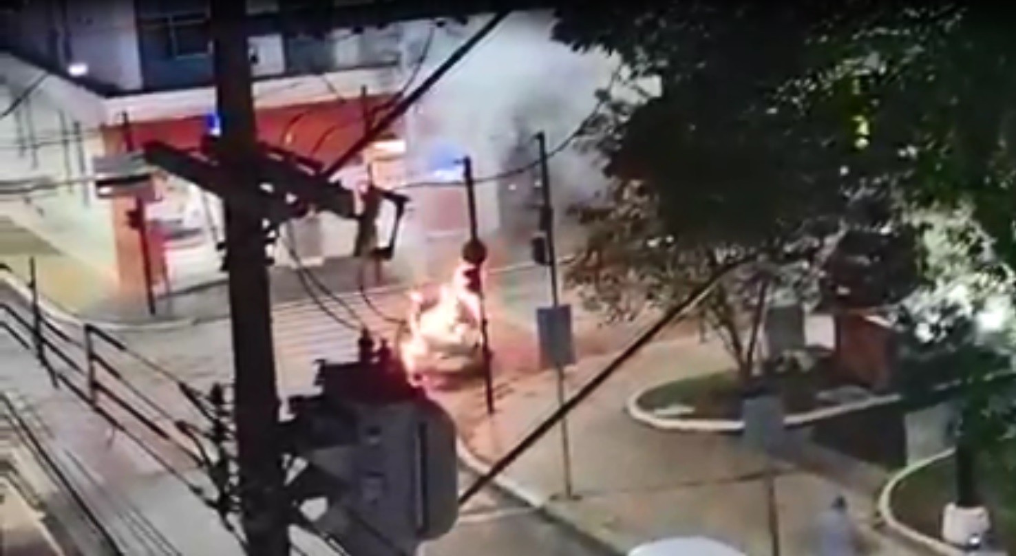 Carro pega fogo no meio da rua e mobiliza bombeiros em Itapeva; vídeo