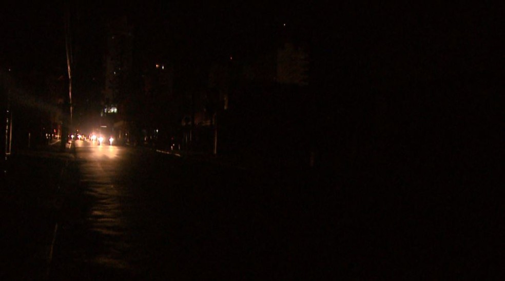Moradores de S&atilde;o Carlos e Descalvado ficam sem energia el&eacute;trica &mdash; Foto: Rodrigo Sarga&ccedil;o/ EPTV