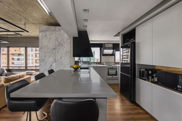 Bege, cinza e preto trazem sofisticação a apartamento de 118 m² (Foto: Vanessa Bohn)
