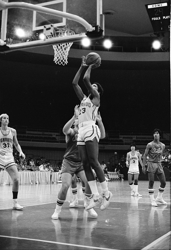 Barack Obama shoots the ball while playing as a guard for the state champion Punahou School basketball team, Hawaii, 1979. (Photo by Laura S. L. Kong/Getty Images) (Foto: Getty Images)