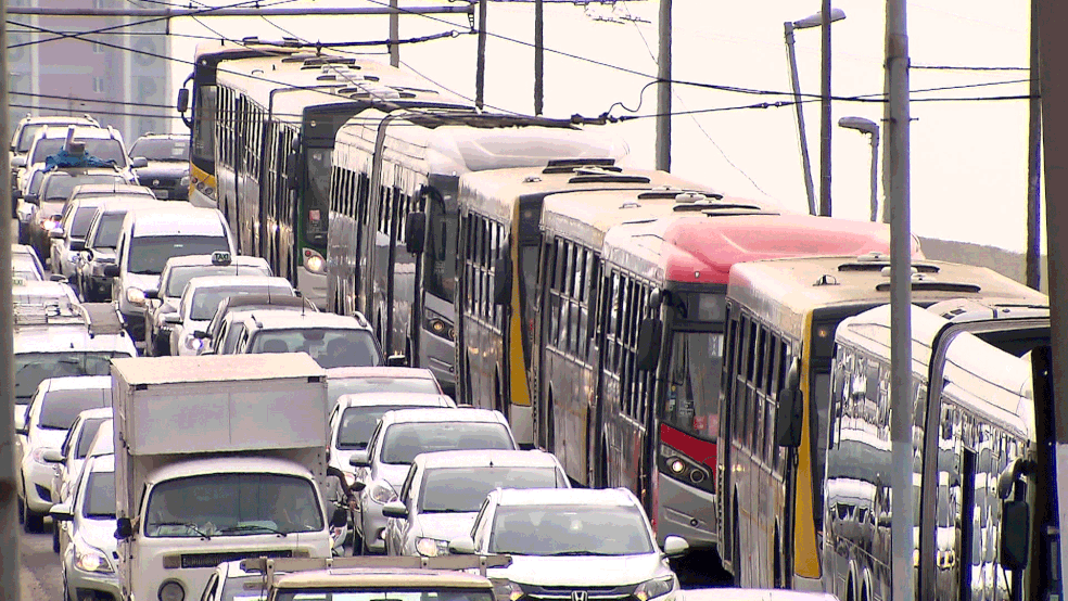 Fila de ônibus em São Paulo; projeto busca reduzir poluentes (Foto: Reprodução/TV Globo)