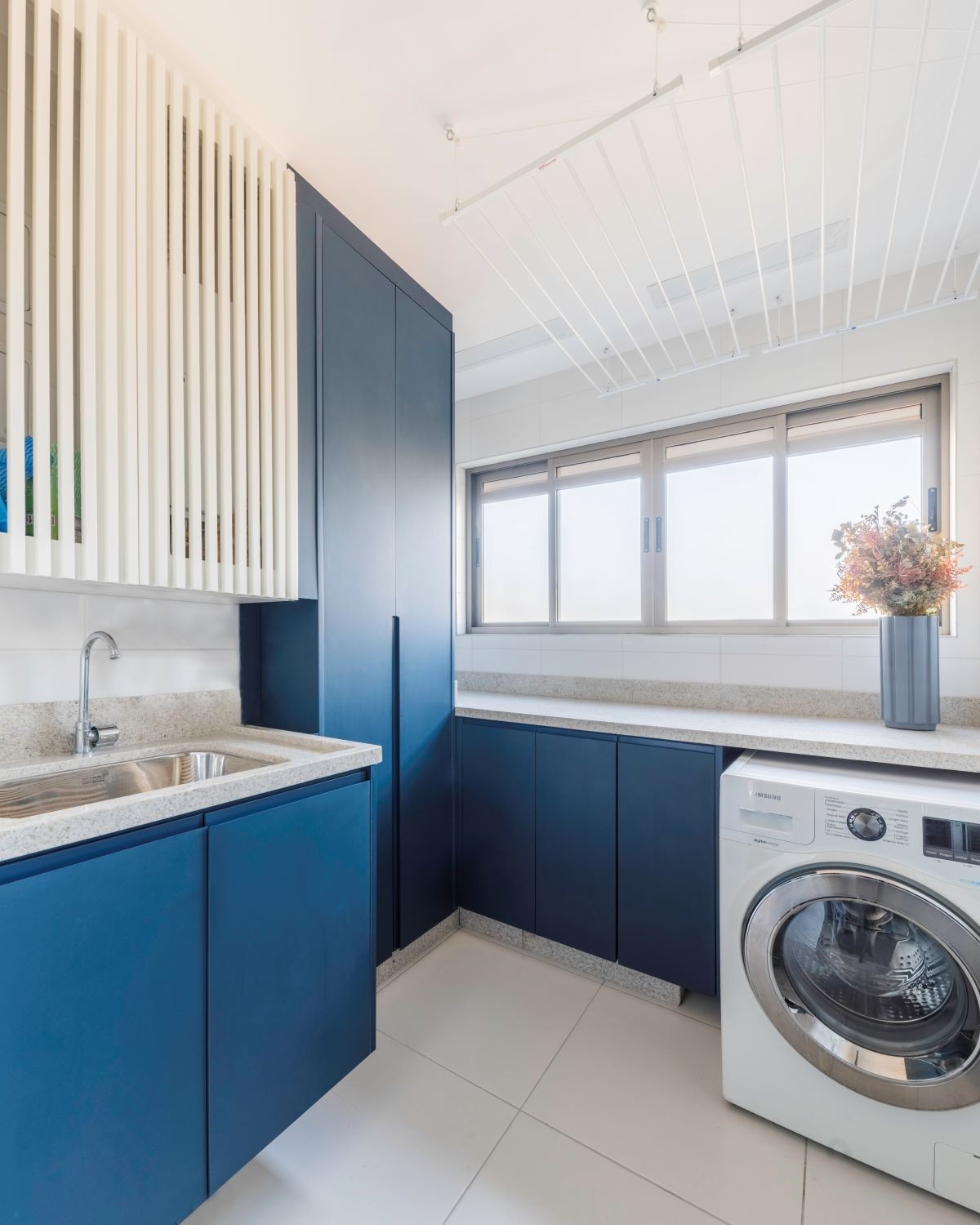 LAVANDERIA | Na lavanderia, o azul segue o tom da cozinha e dá unidade nos ambientes (Foto: Guilherme Pucci / Divulgação)