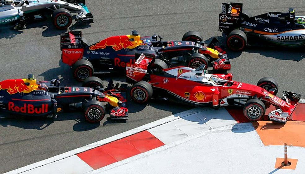 Daniil Kvyat bate na traseira de Sebastian Vettel no GP da Rússia — Foto: Reuters