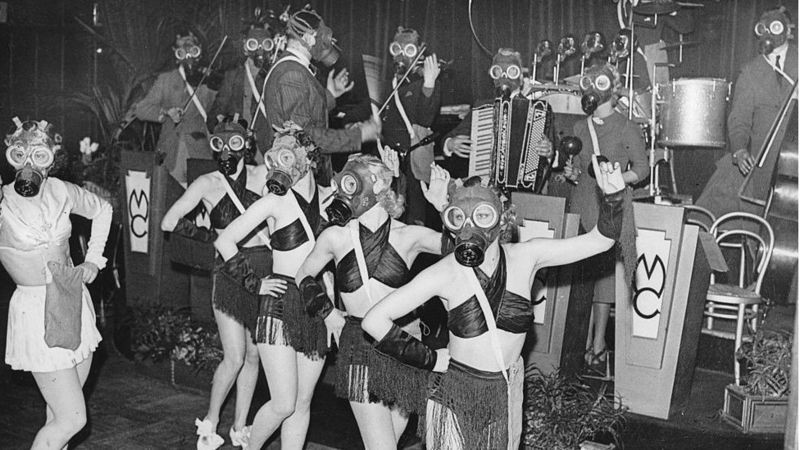 BBC - As dançarinas do cabaré Murray's em Londres usaram máscaras de gás em suas fantasias (Foto: Getty Images via BBC)