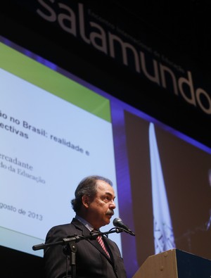 Ministro da Educação, Aloizio Mercadante, no Salamundo - Encontro Internacional de Educação (Foto: Daniel Derevecki/Divulgação)