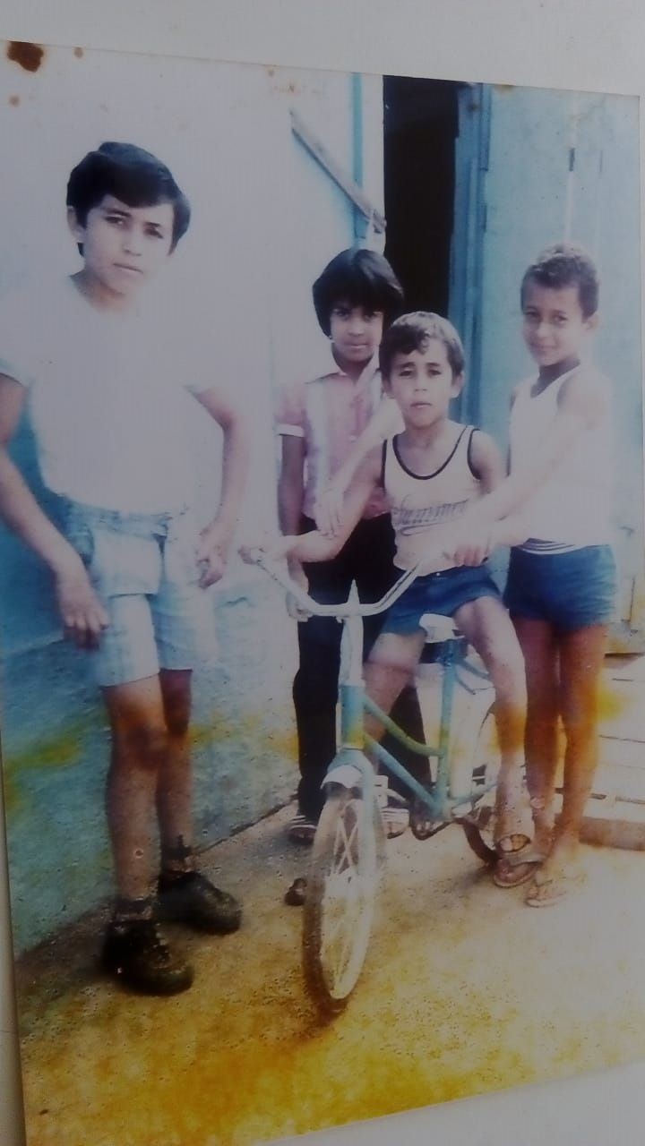 Gil com os irmãos e o primo em frente ao mercado da família em 1976 (Foto: Arquivo pessoal)