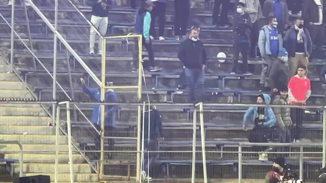 Torcedor da Universidad Católica imita macaco em jogo contra o Flamengo, na Libertadores