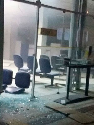 Agência bancária teve cofre explodido na cidade de Ubaíra (Foto: Carlos José/Voz  da Bahia)
