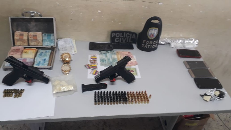Com os suspeitos, foram apreendidas munições, armas e drogas, no ES  — Foto: Divulgação/ MPES