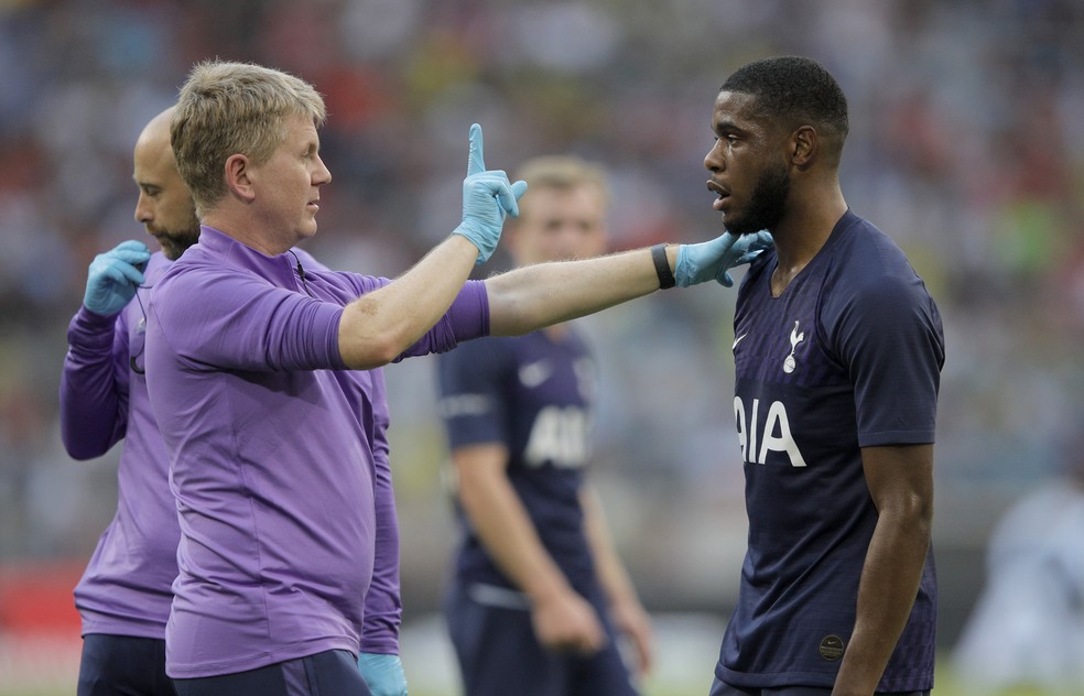 Protocolo para concussão em uso em torneio amistoso, com Tanganga, jogador do Tottenham — Foto: Getty Images