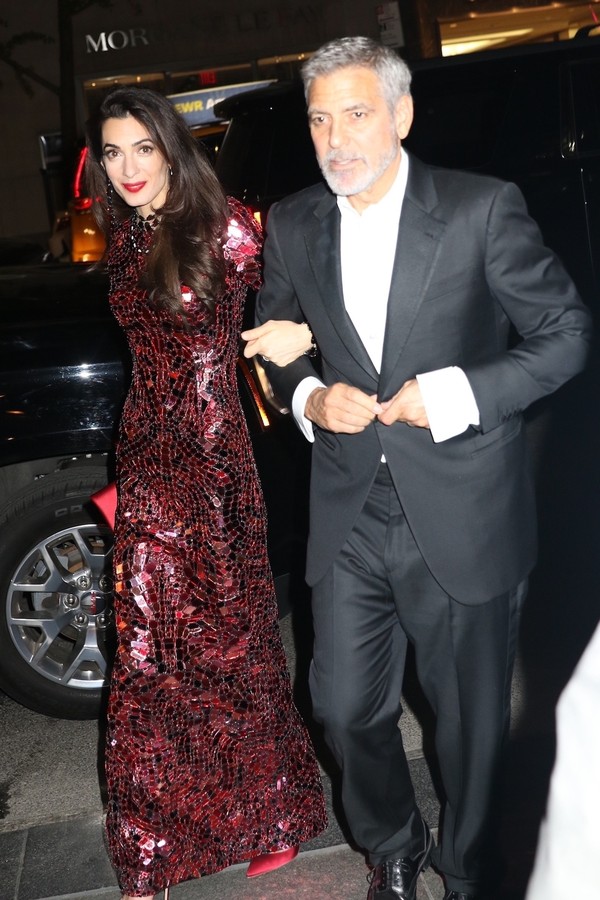 Amal e George Clooney no after party do Met Gala. (Foto: Backgrid)