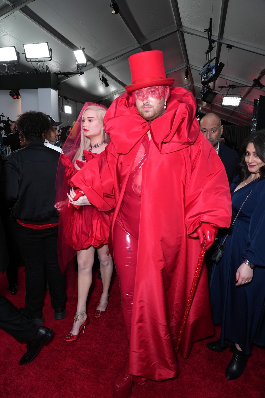 Sam Smith chega ao Grammy 2023 com look ousado em vermelho
