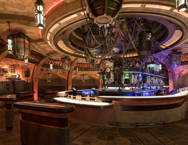 When guests visit Star Wars: Galaxy’s Edge at Disneyland Park in California and opening Aug. 29, 2019, at Disney’s Hollywood Studios in Florida, they’ll find Oga’s Cantina – a local watering hole where galactic travelers unwind, conduct business and maybe (Foto: David Roark, photographer)