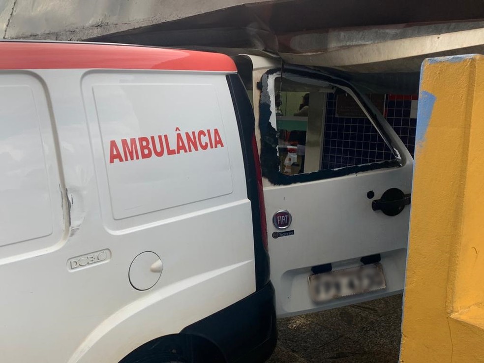 Letreiro de hospital caiu sobre ambulância estacionada no local, em Itapetininga (SP) — Foto: Airton Salles Jr./TV TEM