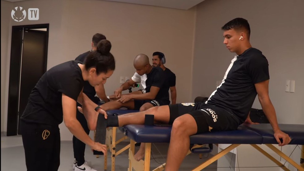 Tornozelo firme e menos lesões: fisio do Corinthians explica o uso das bandagens no futebol