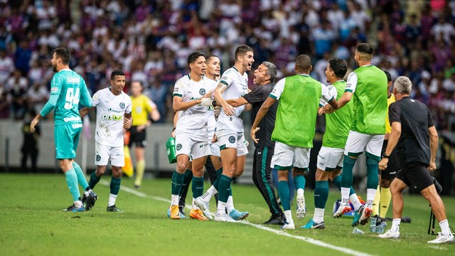 Pedro Raul comemora gol contra o Fortaleza