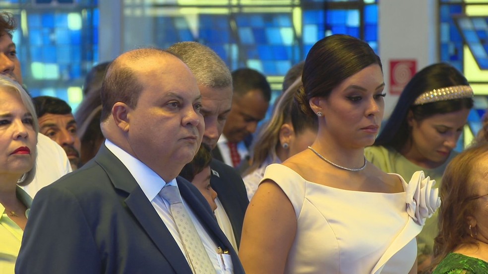 Governador Ibaneis Rocha e primeira-dama Mayara Noronha durante missa no Santuário Dom Bosco, em Brasília — Foto: TV Globo/Reprodução