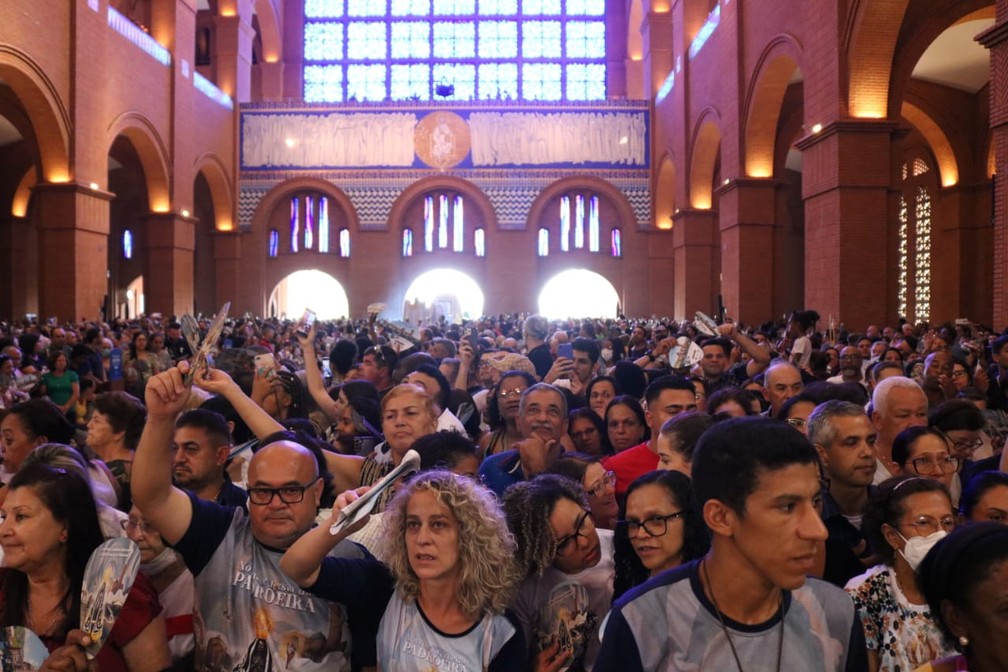 Missa solene é celebrada no Santuário Nacional de Aparecida neste dia 12 de outubro — Foto: Gustavo Marcelino