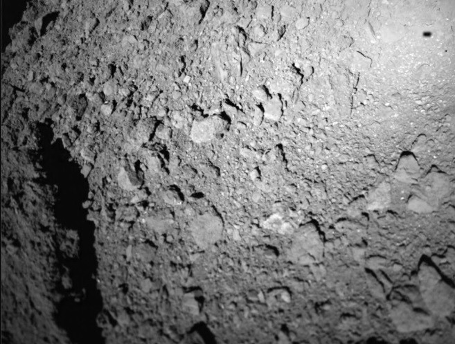 Momento da chegada da sonda no asteroide Ryugu (Foto: Divulgação/ JAXA)
