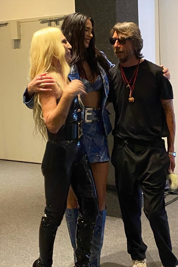 Dua Lipa recebe Donatella Versace e Pierpaolo Piccioli durante show em Milão (Foto: Reprodução/ Instagram)