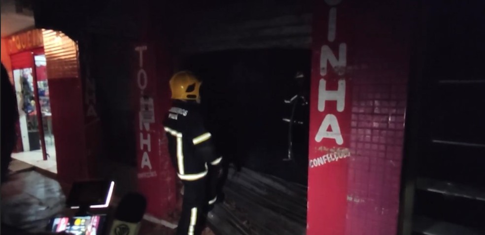 Loja de roupas é destruída por incêndio no Centro de Parnaíba, no Piauí — Foto: TV Clube
