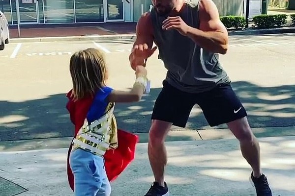 O ator Chris Hemsworth brincando com um dos filhos, fantasiados de Thor, no set do próximo filme do super-herói (Foto:  Instagram)