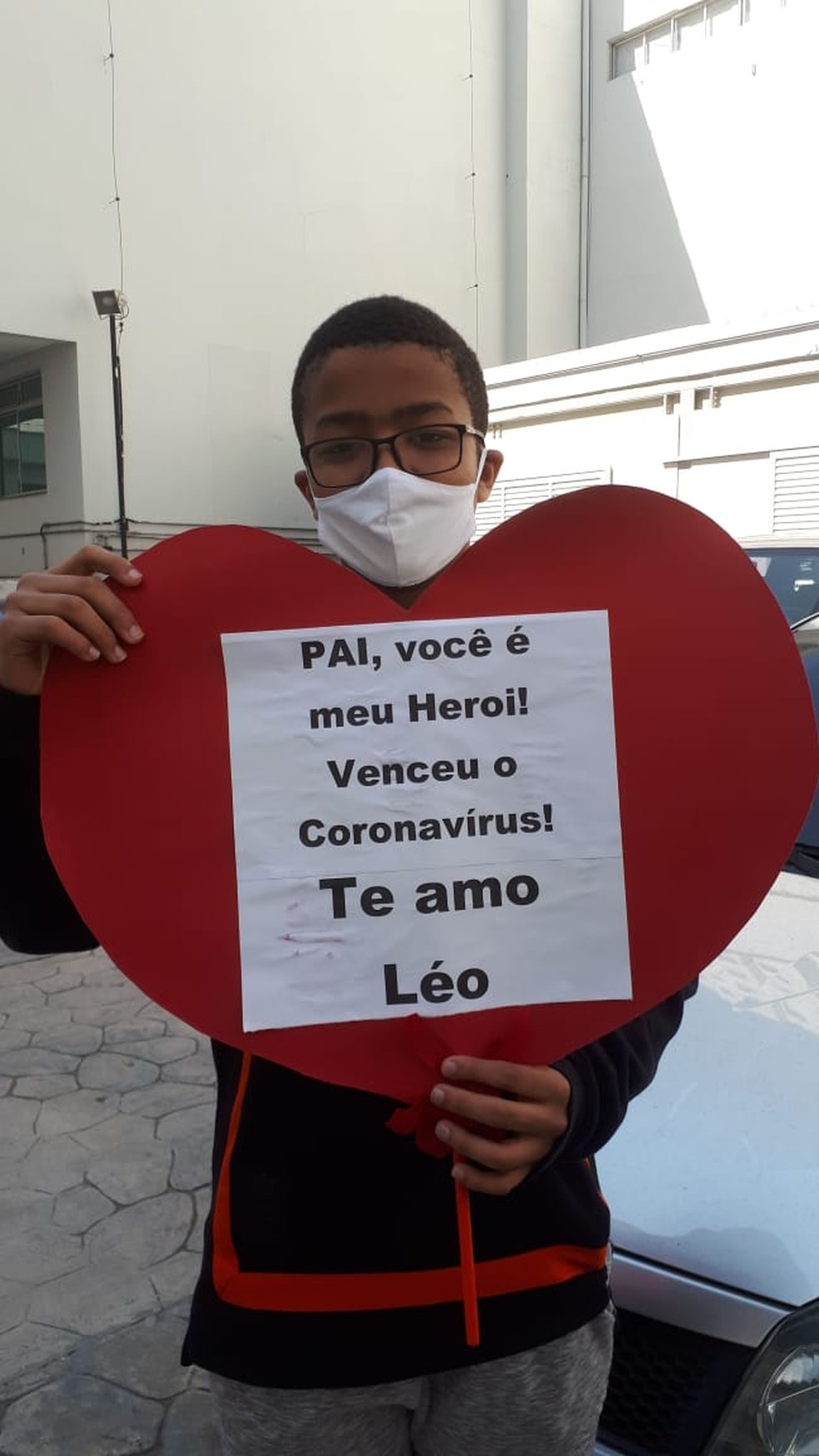 Leonardo, filho de Erico, fez cartaz para receber o pai após a alta — Foto: Arquivo Pessoal/Divulgação