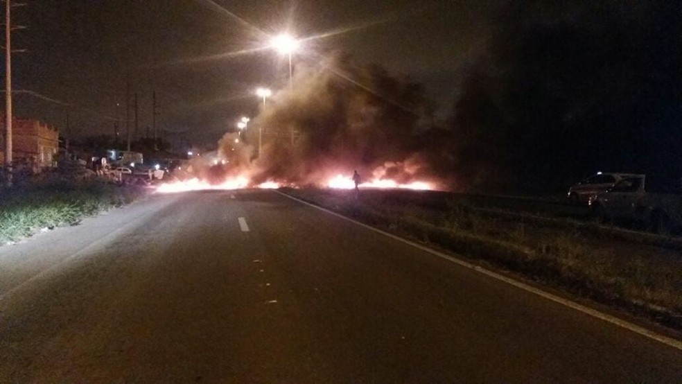 Manifestantes interditaram a BR-235 nos dois sentidos na entrada e saída da capital (Foto: PRF, Divulgação)