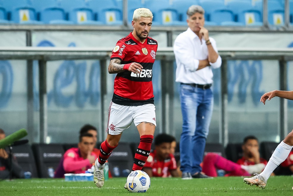 Arrascaeta atuou a maior parte do segundo tempo de  Grêmio x Flamengo — Foto: Pedro H. Tesch/AGIF