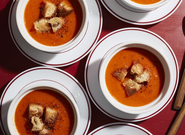 Sirva a sopa de pimentão vermelho em pratos fundos com pães com crosta (Foto: KitchenAid / Divulgação)