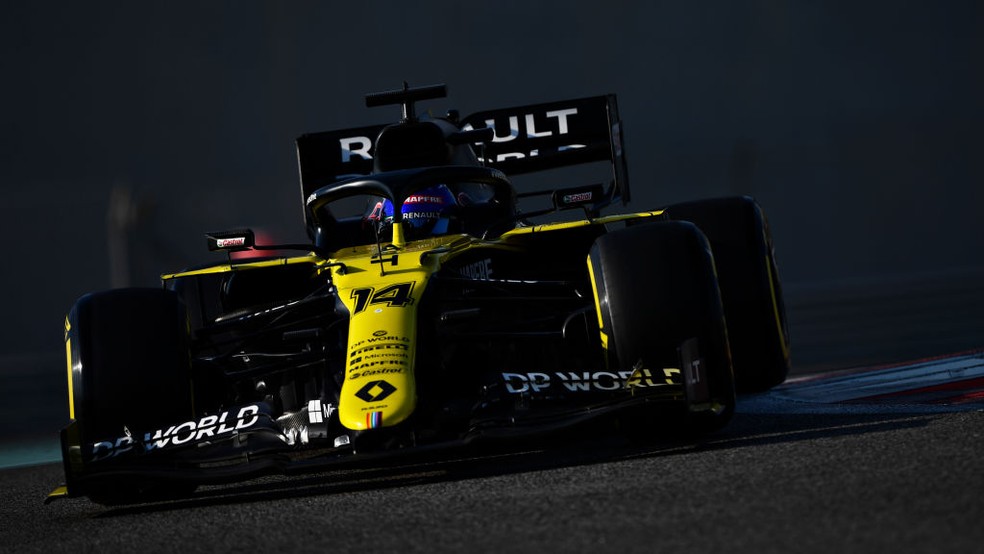 Fernando Alonso guiou RS20, carro da Renault de 2020, nos testes de pós-temporada em Abu Dhabi — Foto: Rudy Carezzevoli - Formula 1/Formula 1 via Getty Images