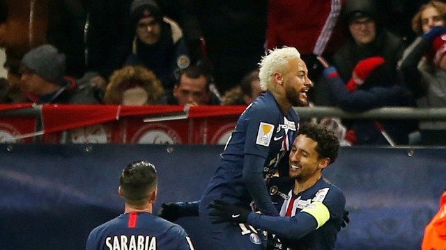 Marquinhos e Neymar comemoram o primeiro gol do PSG contra o Reims, pela Copa da Liga francesa