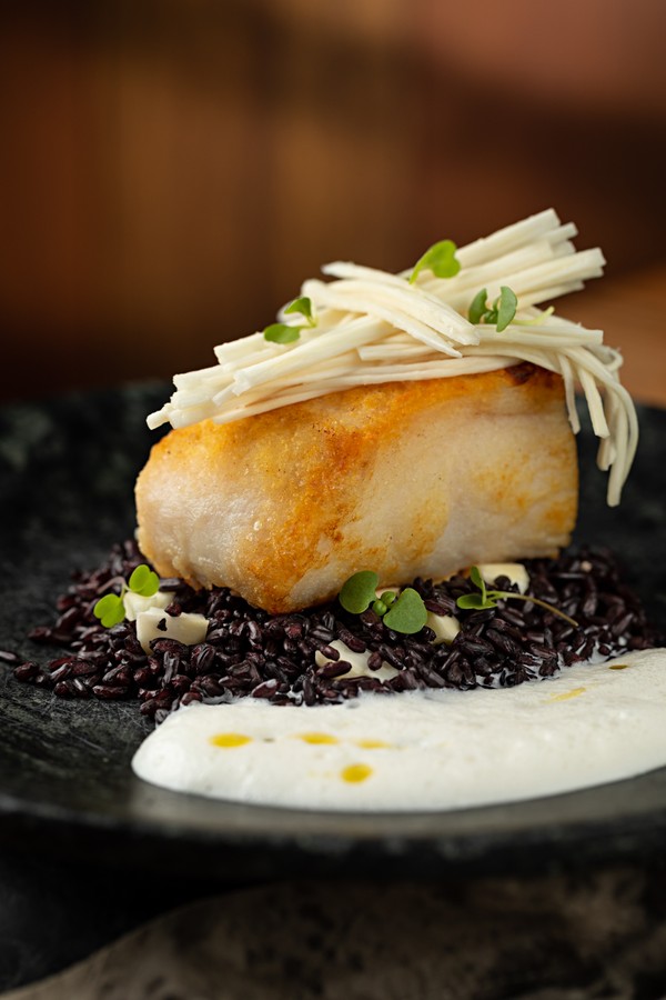 Receita: peixe com arroz negro cremoso e palmito pupunha ao molho de vinho branco (Foto: Rodrigo Azevedo/Divulgação)