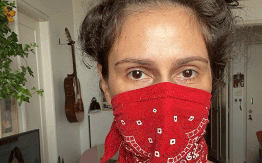 Aline Fanju improvisa máscara para se proteger da Covid-19 em ida ao mercado