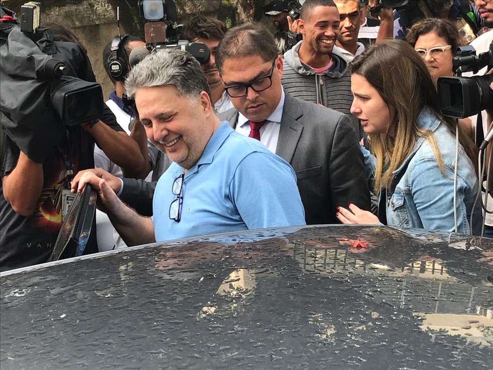 Ex-governador Garotinho deixa cadeia de Benfica na manhÃ£ desta quarta (4) no Rio â€” Foto: Fernanda Rouvenat / G1 Rio