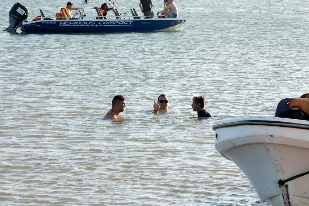 Turistas aproveitam para se refrescar na água doce do Rio Parnaíba — Foto: Celso Tavares/G1