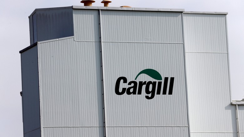Logo da Cargill em fábrica na Suíça; empresa pode vender participação na Alvean à brasileira Copersucar (Foto: Denis Balibouse/File Photo/Reuters)