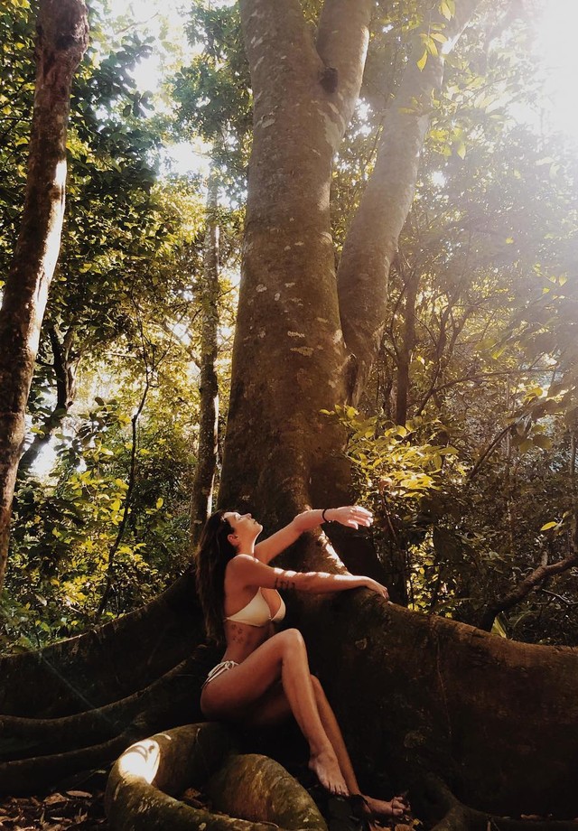 Mariana Goldfarb é apaixonada por cachoeiras (Foto: Reprodução/ Facebook)