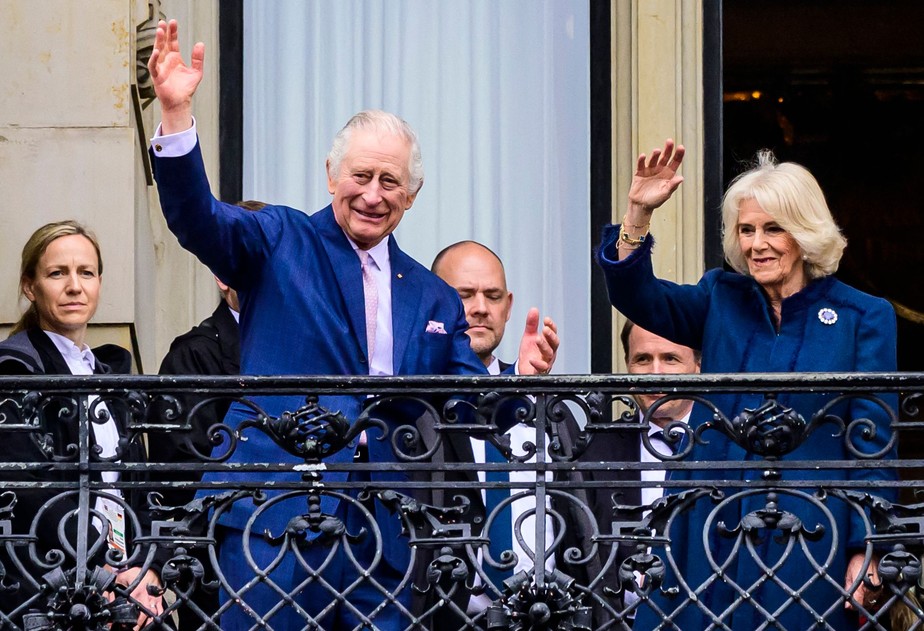 Rei Charles e Camilla enviam convite para coroação, em maio