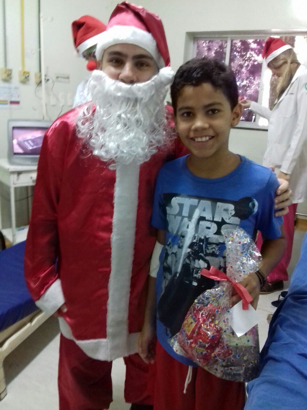 Internado há quase 1 mês, Gilberto e outras crianças no Hospital da Criança recebem visitas de palhaços e Papai Noel. (Foto: Arquivo pessoal)