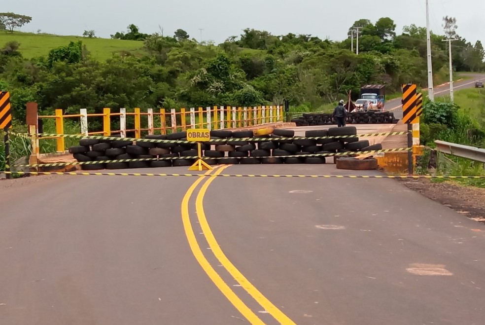 Ponte da Estrada Aymoré foi fechada em Presidente Venceslau — Foto: Prefeitura de Presidente Venceslau
