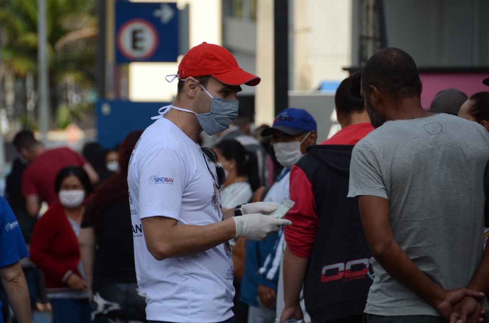 Membros do SindBan realizaram a&ccedil;&otilde;es de orienta&ccedil;&atilde;o de clientes sobre atendimentos nas ag&ecirc;ncias durante a pandemia &mdash; Foto: Divulga&ccedil;&atilde;o/ SindBan Piracicaba