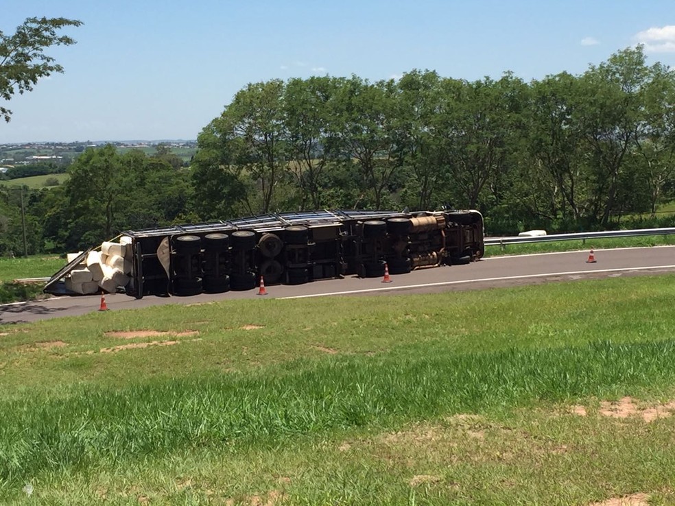 Carreta com algodão tombou em Álvares Machado (Foto: Mateus Tarifa/TV Fronteira)