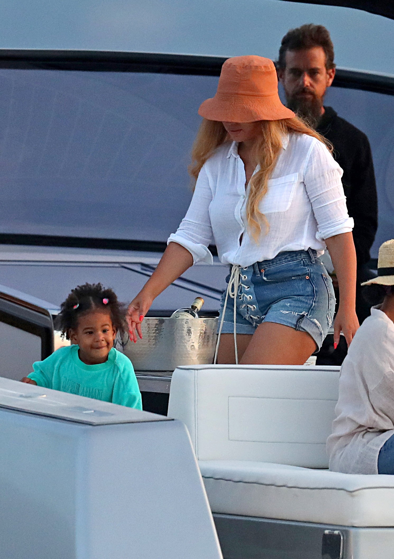 Beyoncé e filhos em passeio nos Hamptons (Foto: Reprodução: Twitter)