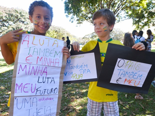 Meninos seguram cartazes durante marcha das crianças (Foto: Marcello Casal Jr/ABr)