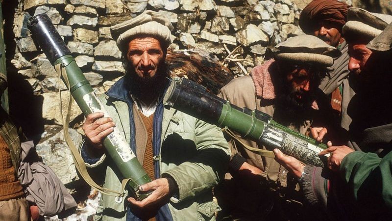 Os guerrilheiros islâmicos afegãos receberam armas dos EUA e aliados (Foto: Getty Images via BBC News)